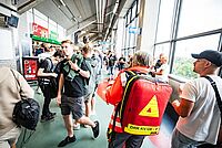 Sanitäterin mit Notfallrucksack im Umlauf eines Fußballstadions